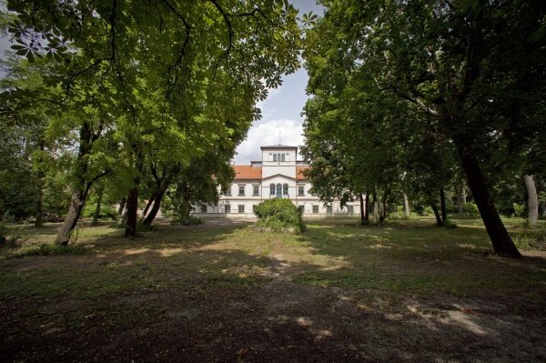 Manor with park and former fountain.