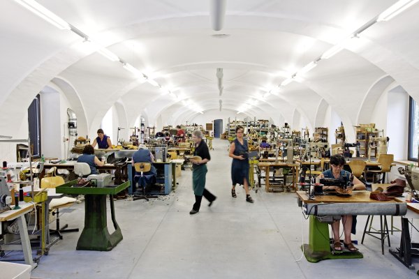 Süßenbrunn Manor: shoe production under historical arches.